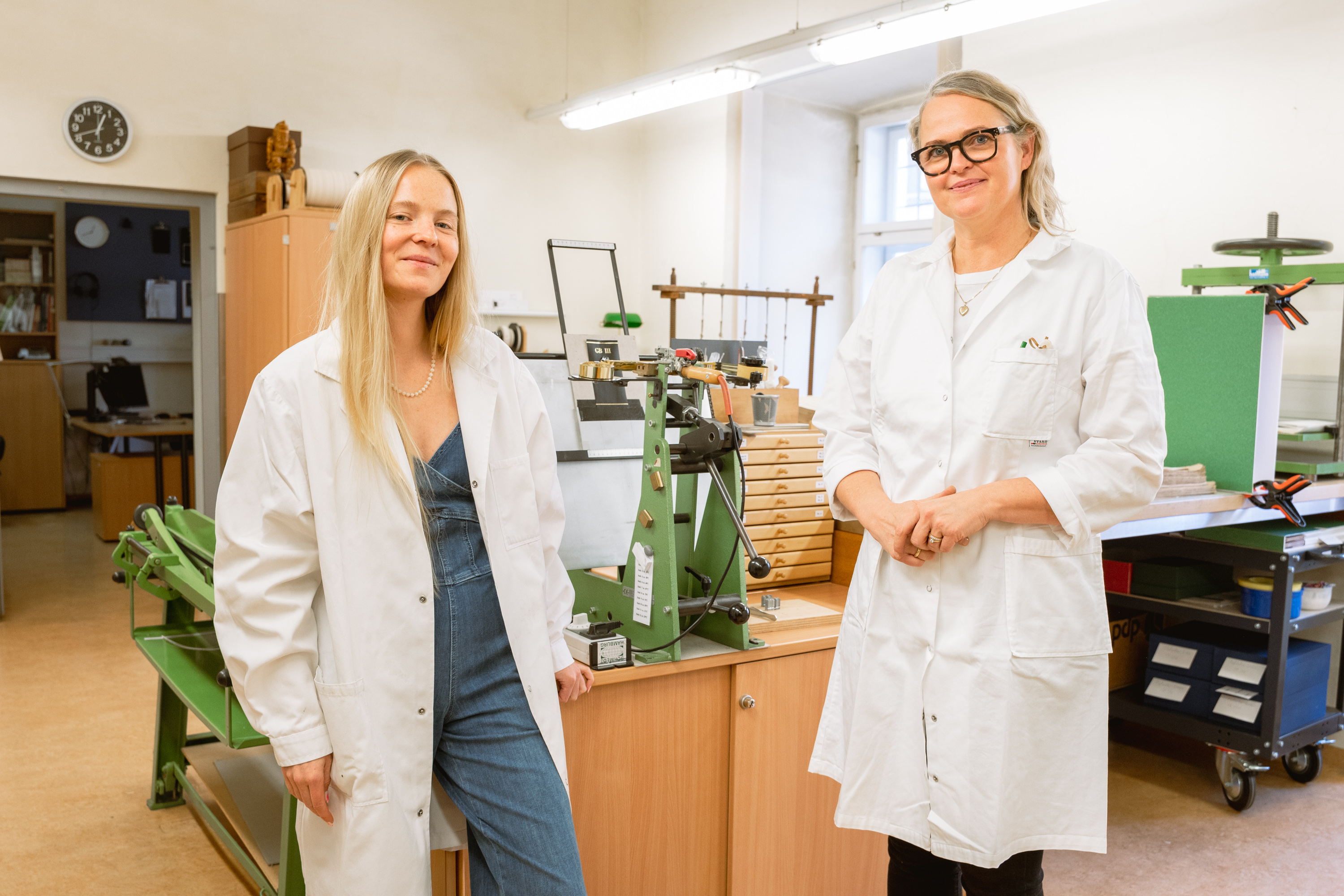 Buchretterinnen im Landesarchiv Steiermark: Restauratorin Luisa Baufeldt und Buchbinder-Meisterin Mirjam Trost-Mc Gettrick : „Unser Ziel ist es, Bücher für Generationen zu erhalten.“