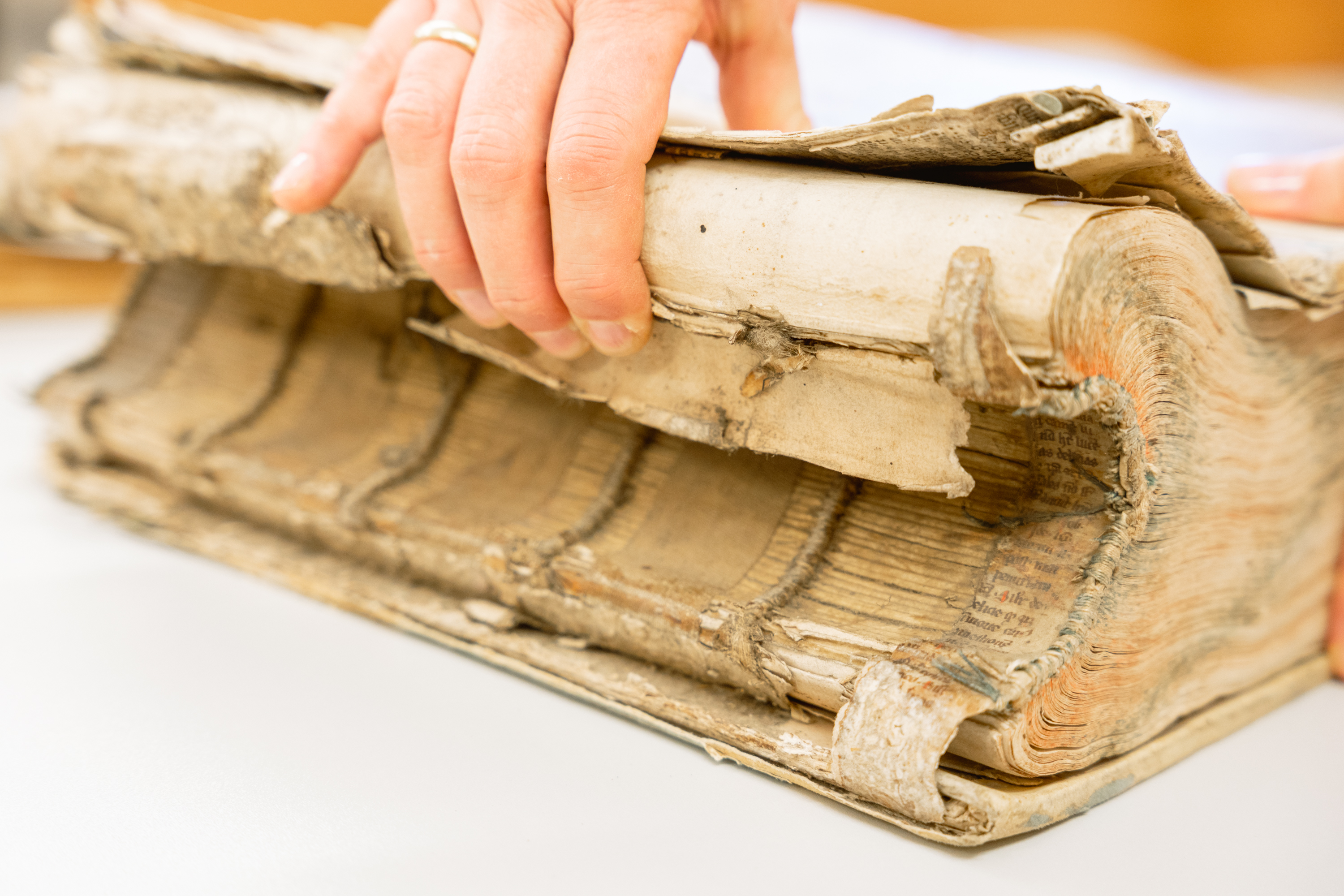 Bücher, die ins Landearchiv kommen, zeigen sehr deutlich die Spuren der Vergangenheit.