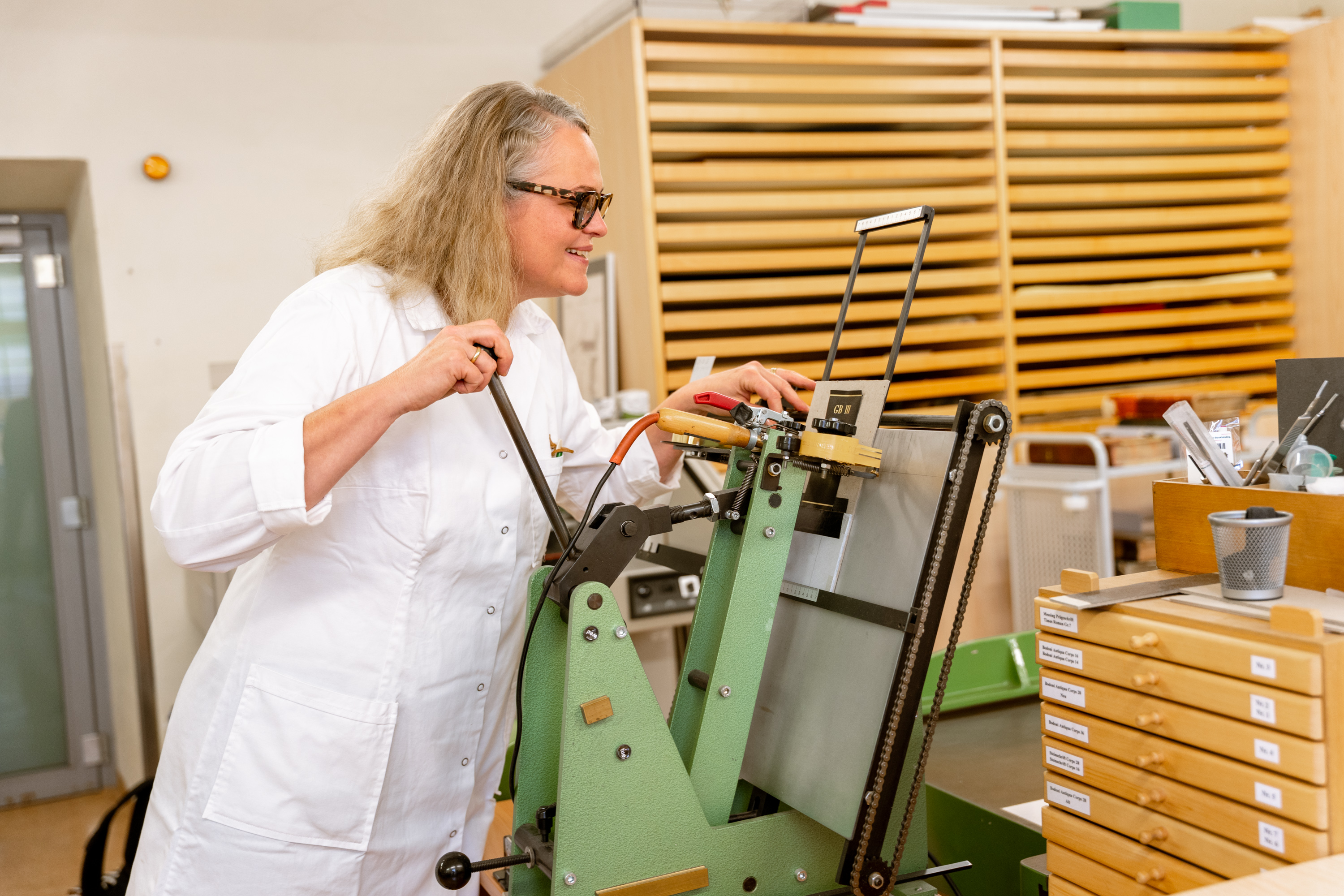 Buchtitel werden aus Goldfolie gestanzt.