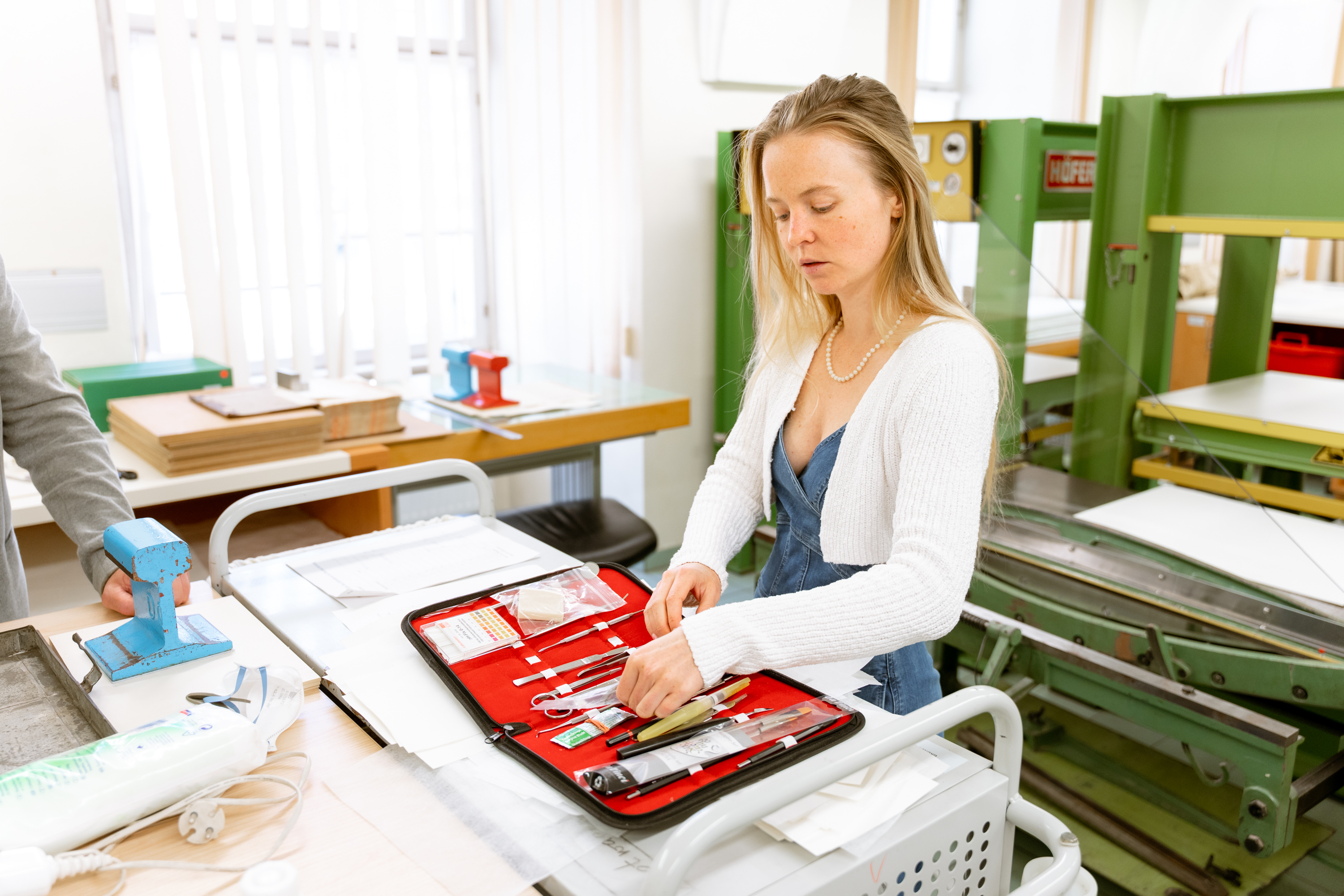 Der "Notarztkoffer" der Buchrestauratorin.