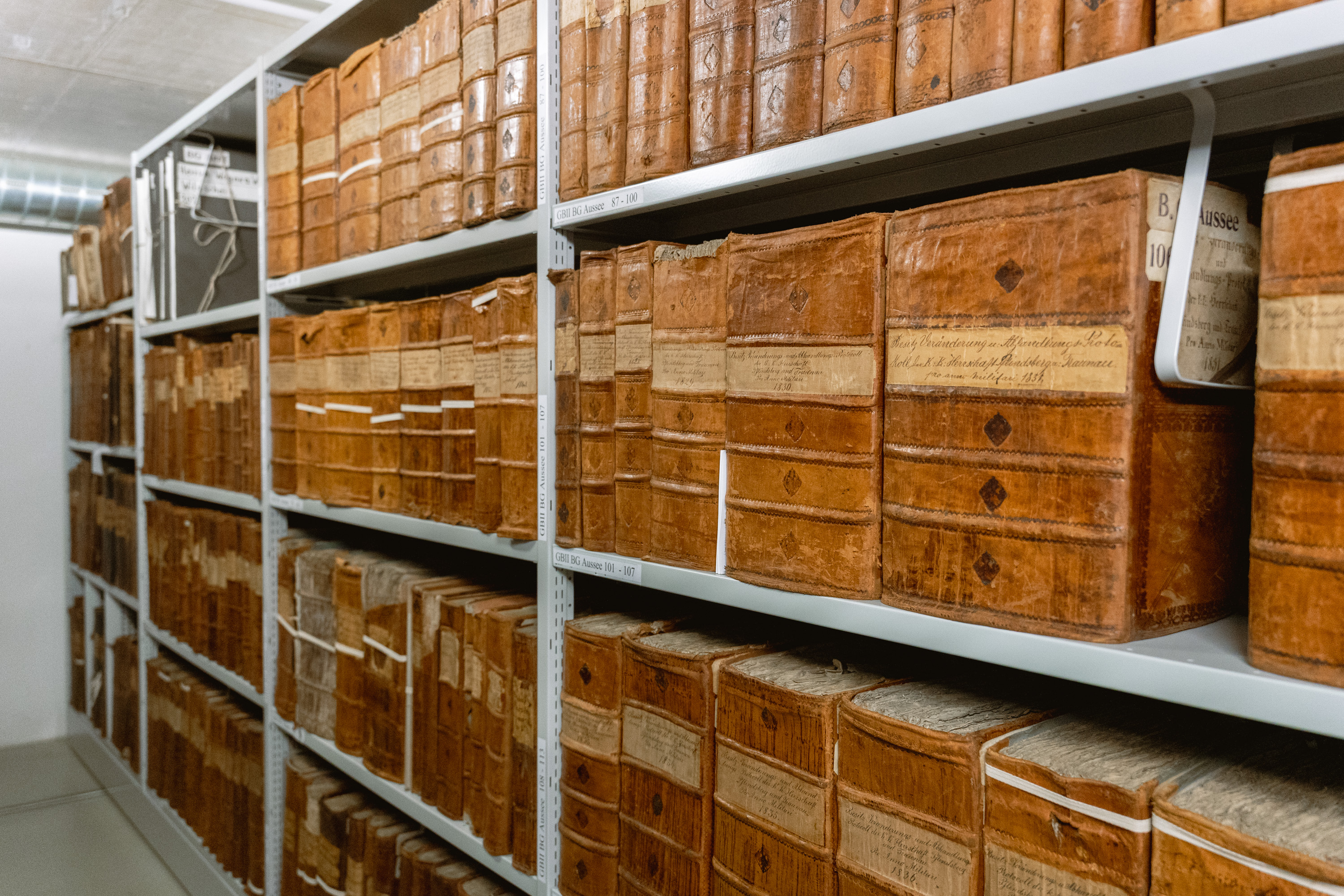 Tausende alte Bücher werden im Landesarchiv aufbewahrt.