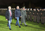 Militärkommandant Heinz Zöllner, Landeshauptmann Mario Kunasek und Stadtrat Manfred Eber schritten die Front der angetretenen Rekruten im ASKÖ-Stadion in Graz ab. © Land Steiermark/Bundesheer; Verwendung bei Quellenangabe honorarfrei