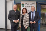Landeshauptmann Mario Kunasek (l.) und Landesamtsdirektorin Brigitte Scherz-Schaar (M.) mit dem Liezener Bezirkshauptmann Nico Groger (r.) © Land Steiermark/Mitteregger; bei Quellenangabe honorarfrei