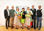 Besuch zum „Tag des Apfels“ in der Grazer Burg: Herbert Muster, Manfred Kohlfürst, Obstkönigin Kristin I., LH-Stv. Manuela Khom, Obstprinzessin Andrea I., Anton Strahlhofer und Bernhard Ramminger (v.l.).