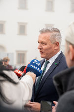 LH Mario Kunasek bei einem Interview im Rahmen der LH-Konferenz auf Schloss Seggau in der Südsteiermark.