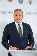LH Mario Kunasek bei der Pressekonferenz nach der LH-Konferenz auf Schloss Seggau
