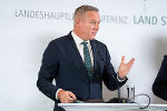 LH Mario Kunasek bei der Pressekonferenz nach der LH-Konferenz auf Schloss Seggau