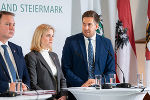 Pressekonferenz nach der LH-Konferenz auf Schloss Seggau: Vizekanzler Andreas Babler, Außenministerin Beate Meinl-Reisinger und Staatssekretär Alexander Pröll.