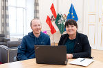 Landeshauptmann-Stv. Manuela Khom freut sich, den Psychotherapeuten und Medienpädagogen Lukas Wagner für den ersten „Familienfreitag“ gewinnen zu können © Land Steiermark; Verwendung bei Quellenangabe honorarfrei