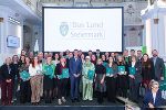 Landesrat Stefan Hermann gratulierte den Preisträgerinnen und Preisträgern zur Auszeichnung mit dem „Meilenstein 2025”. © Land Steiermark/Nicholas Martin; bei Quellenangabe honorarfrei