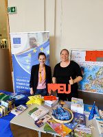 Kathrin Schreiner und Tina Obermoser (r.) vom EUROPE DIRECT Steiermark Team. 