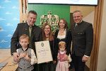 LH Mario Kunasek (r.)  überreichte das steirische Landeswappen an die Familie Arneth von der "Almdorf Bauträger GmbH" © Petra Mittereggger