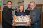 LH Mario Kunasek (r.) und LR Stefan Hermann überreichten Bezirkspolizeikommandant Siegmund Schnabl eine Ladung Krapfen für sein Team © Land Steiermark/ Resch