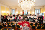 Gruppenfoto von Jugendlichen mit Urkunden in einem festlichen Saal. Im Hintergrund steirische Landesfarben.