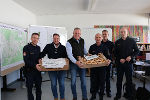 LH Mario Kunasek (3.v.l.) und KO Marco Triller (2.v.l.) dankten Vertretern der Polizei für ihren Einsatz im Rahmen des Skiflug-Weltcups am Kulm.