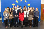 Gruppenfoto der EU-Jugendbotschafterinnen und -botschafter mit EU-Kommissar Magnus Brunner
