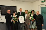 Josef und Ingrid Schiffer, LH Mario Kunasek, Helmut Ofner (Bürgermeister Kirchberg an der Raab), Nicole Löffler (kaufmännische Leiterin) und Feldbach-Bürgermeister Josef Ober (v.l.) © Land Steiermark