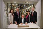 LH Mario Kunsask unterschrieb im Beisein von LH-Stv. Manuela Khom, Landtagspräsident Gerald Deutschmann und den Landesräten Claudia Holzer und Willibald Ehrenhöfer in einem Gästebuch. © Land Steiermark; Verwendung bei Quellenangabe honorarfrei