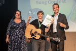 Fabian Siller gewann den Kinderrechte Song Contest 2025: Glückwünsche kamen von Kinder- und Jugendanwältin Denise Schiffrer-Barac und Landesrat Stefan Hermann. © Land Steiermark/Robert Binder; Verwendung bei Quellenangabe honorarfrei