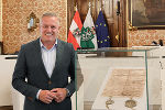 LH Mario Kunasek mit dem Faksimile der Georgenberger Handfeste © Land Steiermark