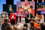 Landeshauptmann-Stv. Manuela Khom und Urs Harnik-Lauris (Energie Steiermark) im Austausch mit Schulkindern.