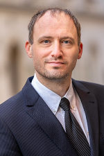 Bildbeschreibung: Portraifoto eines Mannes mit Krawatte.