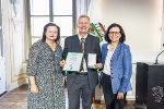 Landesrätin Claudia Holzer und Abgeordnete Sandra Holasek zeichneten den früheren Krankenhausmanager Gebhard Falzberger mit dem Großen Ehrenzeichen des Landes Steiermark aus.