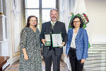 Ewald Peer war einer der längstdienenden Bürgermeister Österreichs und hat die Marktgemeinde Weißkirchen geprägt: Großes Ehrenzeichen des Landes Steiermark als Anerkennung.