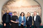 Fünf Personen bei der Ausstellungseröffnung 