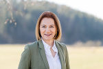 Bildbeschreibung: Porträt einer Frau im Freien.