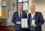 Großes Goldenes Ehrenzeichen: LH Mario Kunasek (li.) mit Tino Pölzer