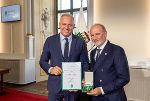 Großes Goldenes Ehrenzeichen: LH Mario Kunasek (li.) mit Peter Samt