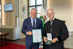 Ehrenzeichen des Landes Steiermark für Wissenschaft, Forschung und Kunst für: LH Mario Kunasek (li.) mit Roland Pomberger