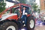 Bildbeschreibung: Ein Mann sitzt in einem Traktor.