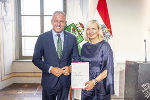 Landeshauptmann Mario Kunasek überreicht Verena Ennemoser (Präsidentin LVwG) den Berufstitel Hofrätin.