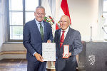 LH Mario Kunasek überreicht Univ.-Prof. Willibald Plessas das Goldene Ehrenzeichen für Verdienste um die Republik Österreich.
