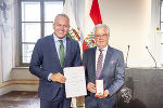 LH Mario Kunasek überreicht Kommerzialrat Josef Peter Puntinger das Goldene Verdienstzeichen der Republik Österreich.