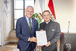 LH Mario Kunasek übergibt an Markus J. Plöbst (Stadtpfarrer von Leoben und Lehrer) den Berufstitel Professor.