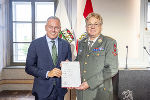 LH Mario Kunasek übergibt an Ferdinand Lambauer (Oberst i. R. beim Österreichischen Bundesheer) den Berufstitel Professor.