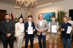 Landeshauptmann Mario Kunasek mit den Siegern des Quiz "Politische Bildung" gemeinsam mit Bildungsdirektorin Elisabeth Meixner und dem Landeskoordinator Valentin Mühlleitner. © Foto: Land Steiermark/Andreas Resch; bei Quellenangabe honorarfrei