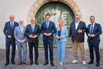 Landesrat Hannes Amesbauer begrüßte als Gastgeber der Landesflüchtlings- referentenkonferenz in Graz seine Ressortkollegen aus anderen Bundesländern. Diskutiert wurden aktuelle Fragen des Asyl- und Flüchtlingswesens. LR Christian Dörfel (Oberösterreich); LR Wolfgang Fürweger (Salzburg),  LR Martin Antauer (Niederösterreich), der Vorsitzende Landesrat Hannes Amesbauer (Steiermark), LR Daniela Winkler (Burgenland), Stadtrat Peter Hacker (Wien), und LH-Stv. Philip Wohlgemuth (Tirol)  © Foto: Land Steiermark/Andreas Resch; bei Quellenangabe honorarfrei