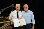 Landeshauptmann Mario Kunasek zeichnete den Feuerwehrmann Anton Harzl im Rahmen des Landesfeuerwehrtages in St. Margarethen an der Raab mit der Lebensrettermedaille aus. © Land Steiermark/Puchinger, Verwendung bei Quellenangabe honorarfrei
