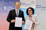 Gesundheitslandesrat Karlheinz Kornhäusl und seine Salzburger Amtskollegin Daniela Gutschi haben heute (3. Juli) eine Finanzierungsvereinbarung über Krankenhausleistungen für Patienten aus dem Bezirk Liezen unterzeichnet.