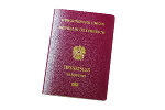 Roter Reisepass mit goldfarbenem Wappen und Aufschrift "Europäische Union, Republik Österreich".
