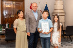 Landeshauptmann Mario Kunasek (2.v.l.) empfing den jungen Pianisten Lukas Maierhofer (3.v.l.) in Begleitung seiner Familie in der Grazer Burg. © Land Steiermark/Binder; bei Quellenangabe honorarfrei