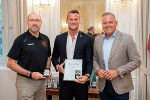 LH Mario Kunasek mit Graz99ers-Präsident Herbert Jerich und Headcoach Dan Lacroix (v.r.)