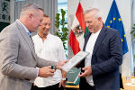LH Mario Kunsek überreichte Präsident Gernot Mach die Dankesurkunde 