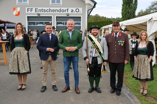 Landeshauptmann Mario Kunasek (3.v.l.) und LAbg. Michael Wagner (2.v.l.) gratulierten Feuerwehrkommandant HBI Gerhard Sundl (5.v.l.) sowie den Feuerwehrkameraden der Freiwilligen Feuerwehr Entschendorf am Ottersbach herzlich zum 125-jährigen Jubiläum. © Land Steiermark/Puchinger; bei Quellenangabe honorarfrei