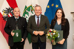 Der Wechsel an der Spitze der BH Bruck-Mürzzuschlag steht vor der Tür: LH Mario Kunasek (M.) dankte Bernhard Preiner (l.) und wünschte der zukünftigen Bezirkshauptfrau Sarah Kastner (r.) alles Gute.  © Land Steiermark/Robert Binder; Verwendung bei Quellenangabe honorarfrei