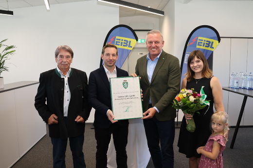Landeswappenverleihung an die Firma Elektro Eibl: Erich Eibl, Patrick Eibl, LH Mario Kunasek und Simone Fasching (v.l.) © Land Steiermark; Verwendung bei Quellenangabe honorarfrei